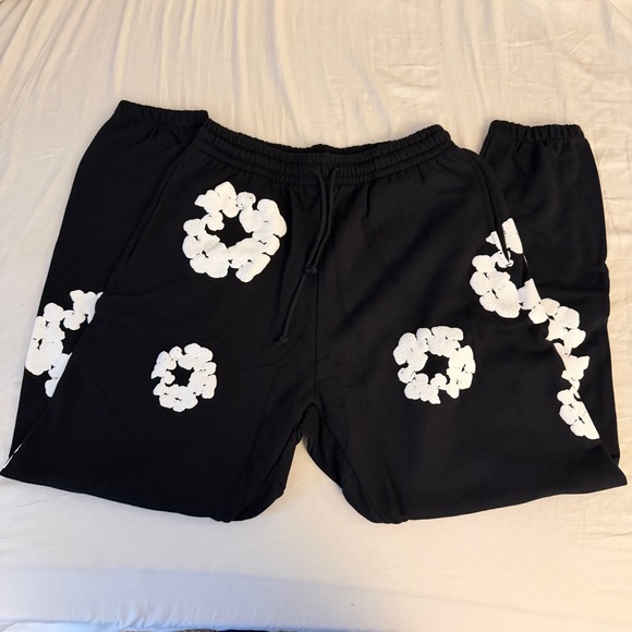 🔥 Denim Tears Cotton Wreath Sweatpants 🔥 - Picture 2 of 4